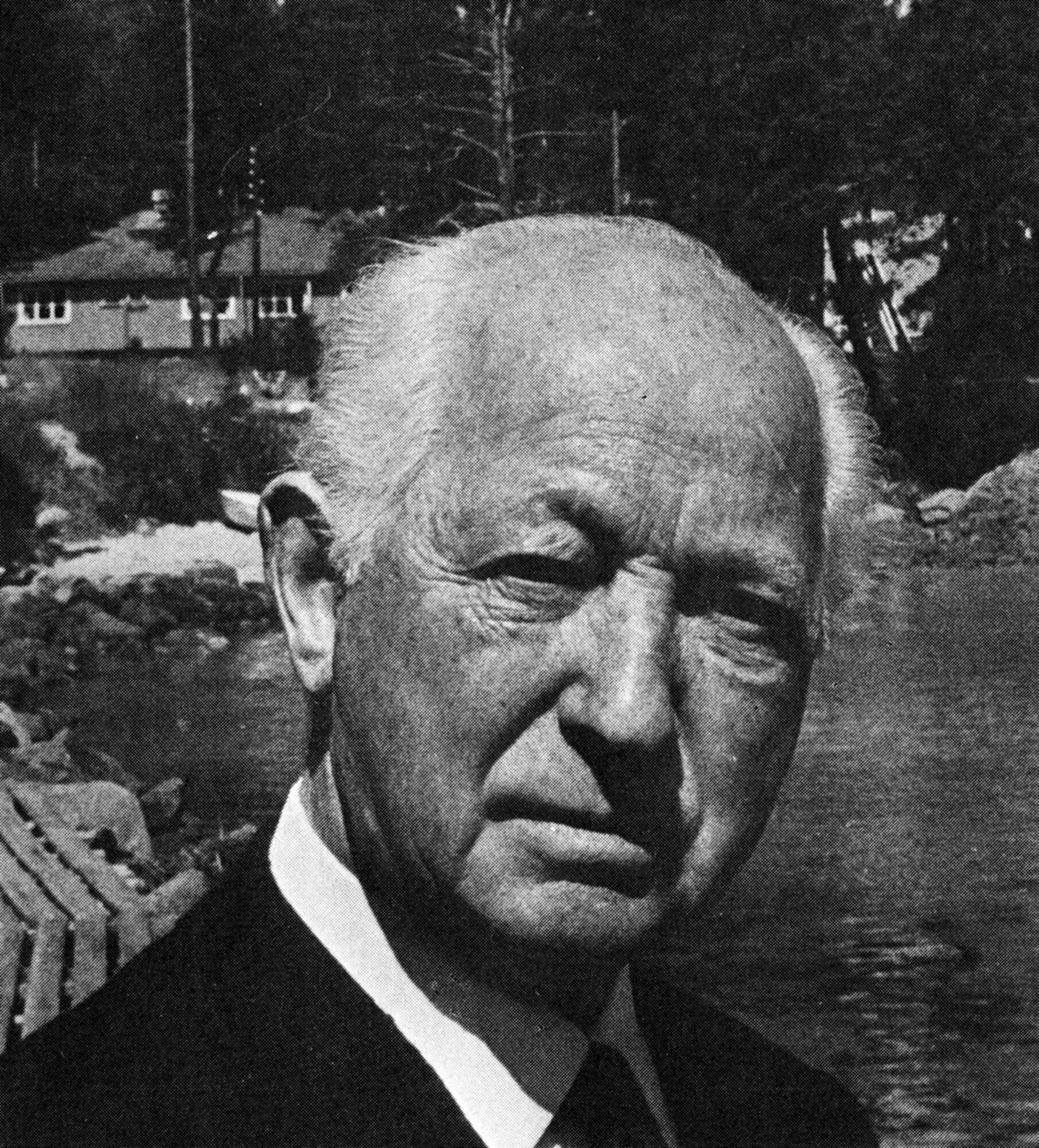 Axel Rosenkrantz de Lassen Lund ble født 5. juni 1893 i Nibe i Danmark.