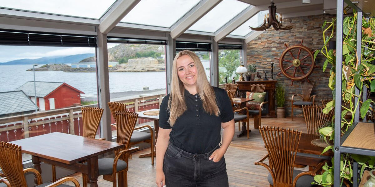 Altaværingen Eva Aminda Hauge Lebesbye (30) startet i hotellyrket som 13-åring. Nå er hun hotellsjef. 