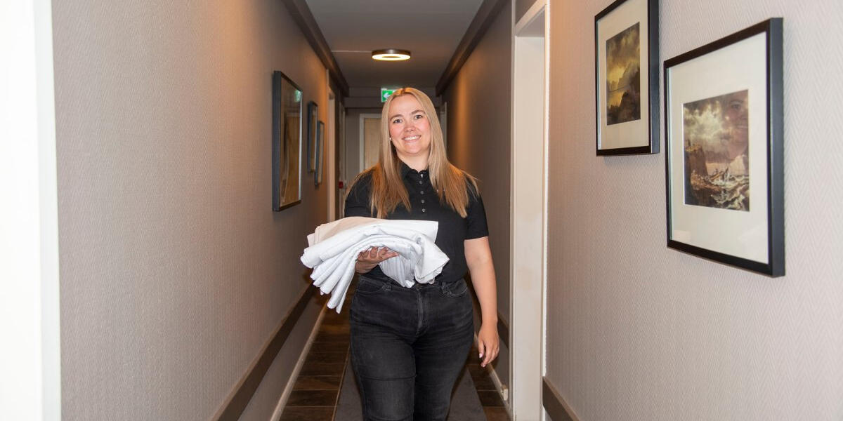 Selv om Eva Aminda er hotellsjef og har personalansvar, gjør hun alle slags oppgaver på hotellet.