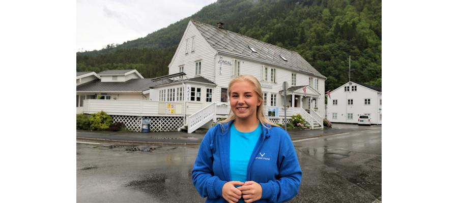 Tiril (24) er ny daglig leder på Jondal hotell: – Lærer nye ting hver dag