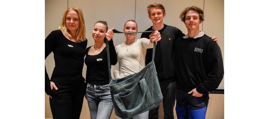 Denne veska er designet av 18-åringer: – Laget av stoff fra hotell-gardiner!