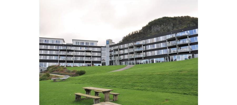 Gjestene skal få sova i tønner i hagen framfor hotell
