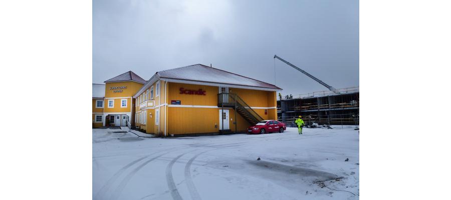 Naboen bygger, og nå skal hotellet bestemme seg