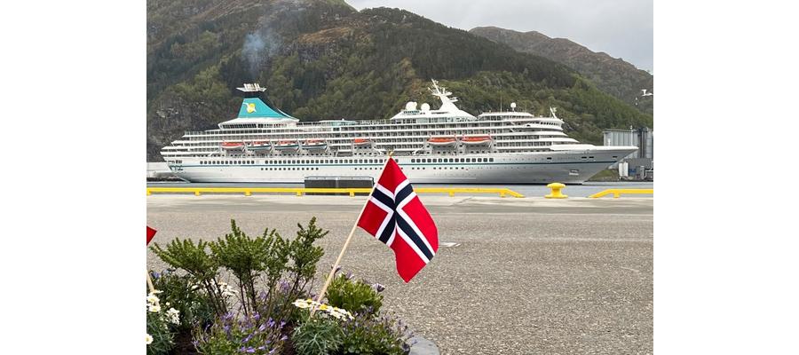 Cruiseturistane fekk oppleve både barnetog og folketog