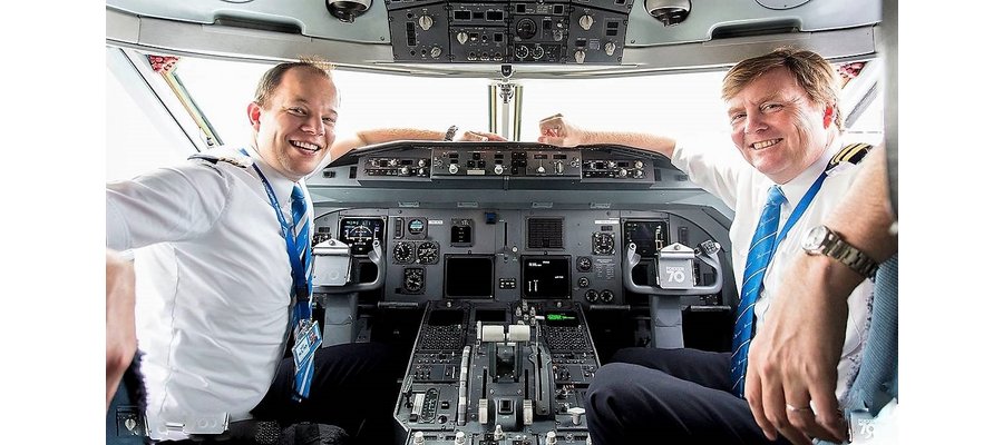 Kongen har flydilla og har deltidsjobb som pilot