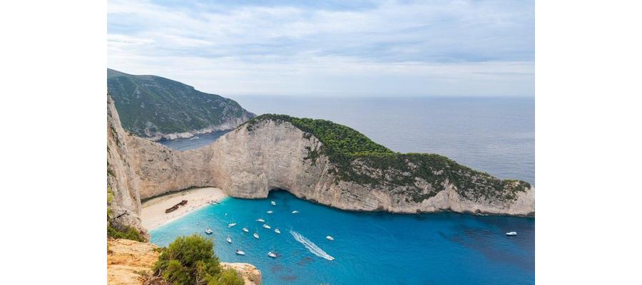 Skipsvraket på Hellas ikoniske Zakynthos-strand i fare for å gå i oppløsning