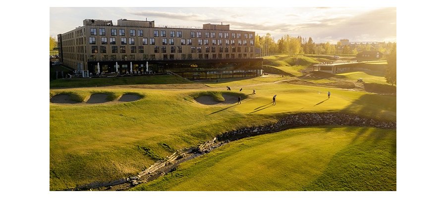 Strawberry overtar driften av Lily Country Club