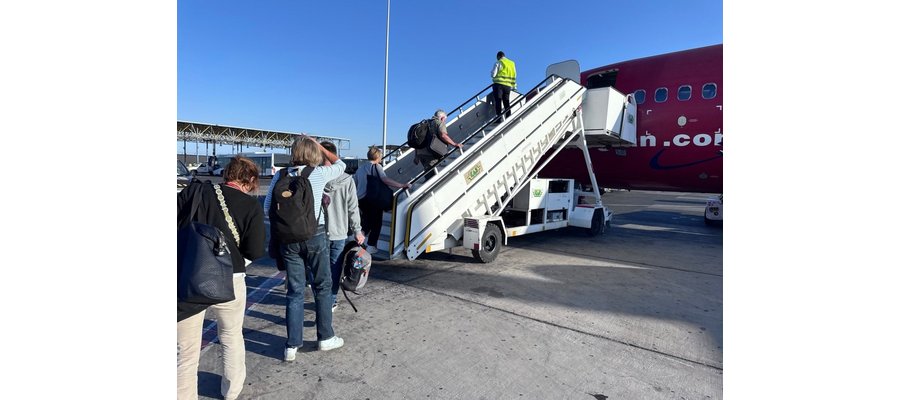 - Dette går ikke lenger. Få av deg ryggsekken
