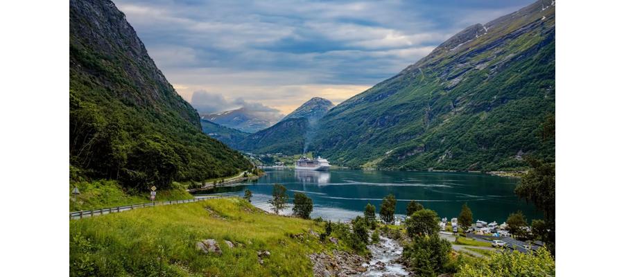 Flere turister satt kursen nordover, og et nytt begrep; «coolcation» har bredt om seg - Nærmer oss et bristepunkt