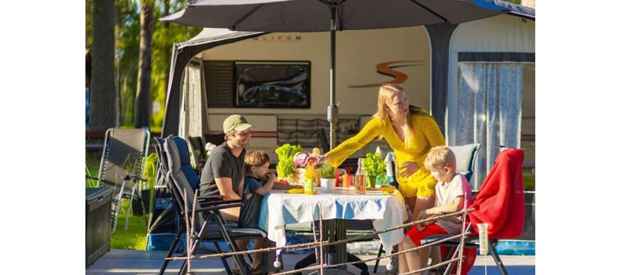 Ny Sifo-undersökning: Svenska föräldrar vill ge barnen en sommar med mer närvaro – och tid att ha tråkigt