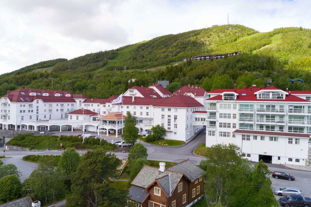 Dr. Holms-eierne har tapt ti år på rad – og skiftet direktør 13 ganger