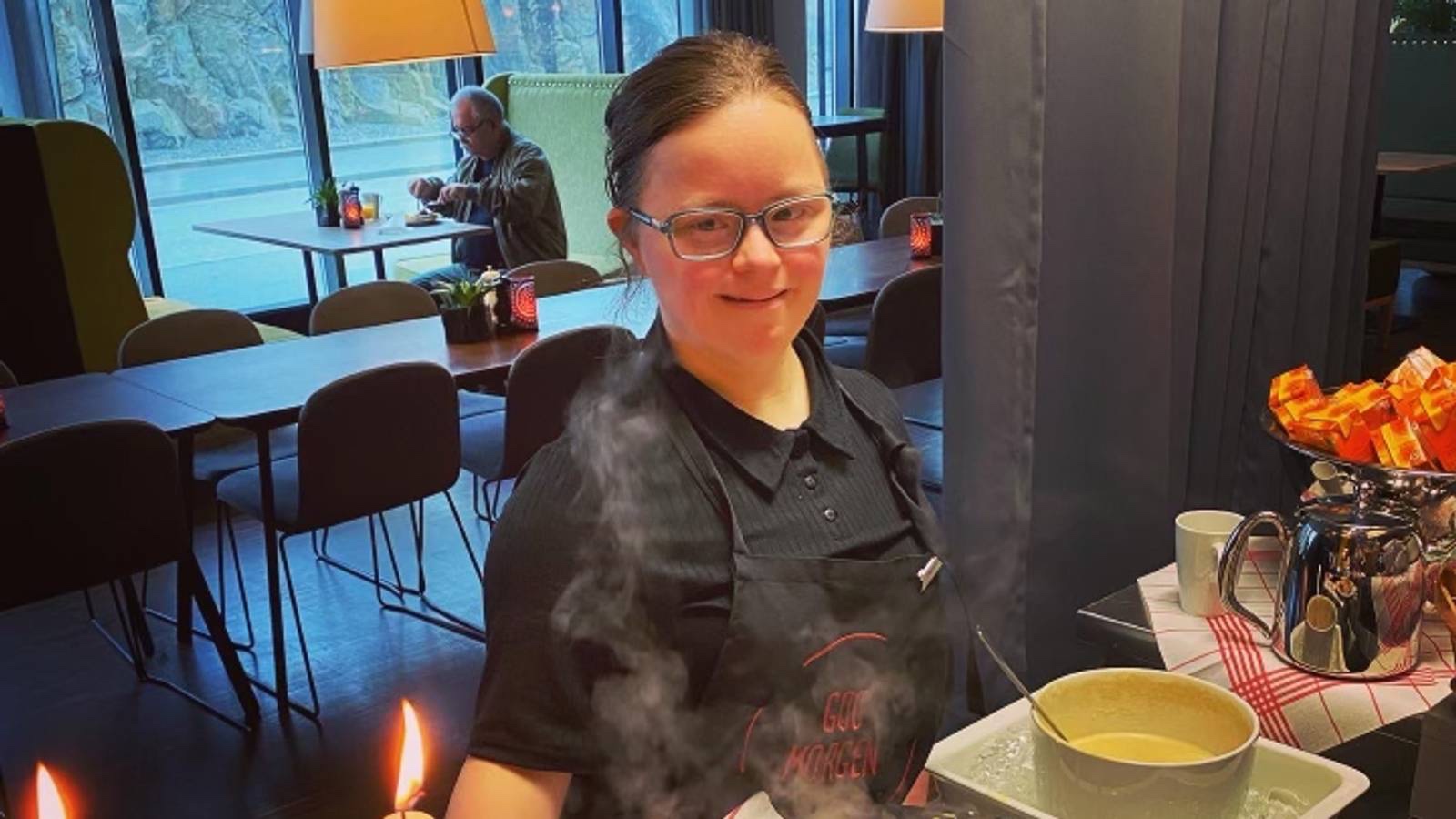 Emily fikk drømmejobben takket være HELT MED – nå har de vunnet gjev pris