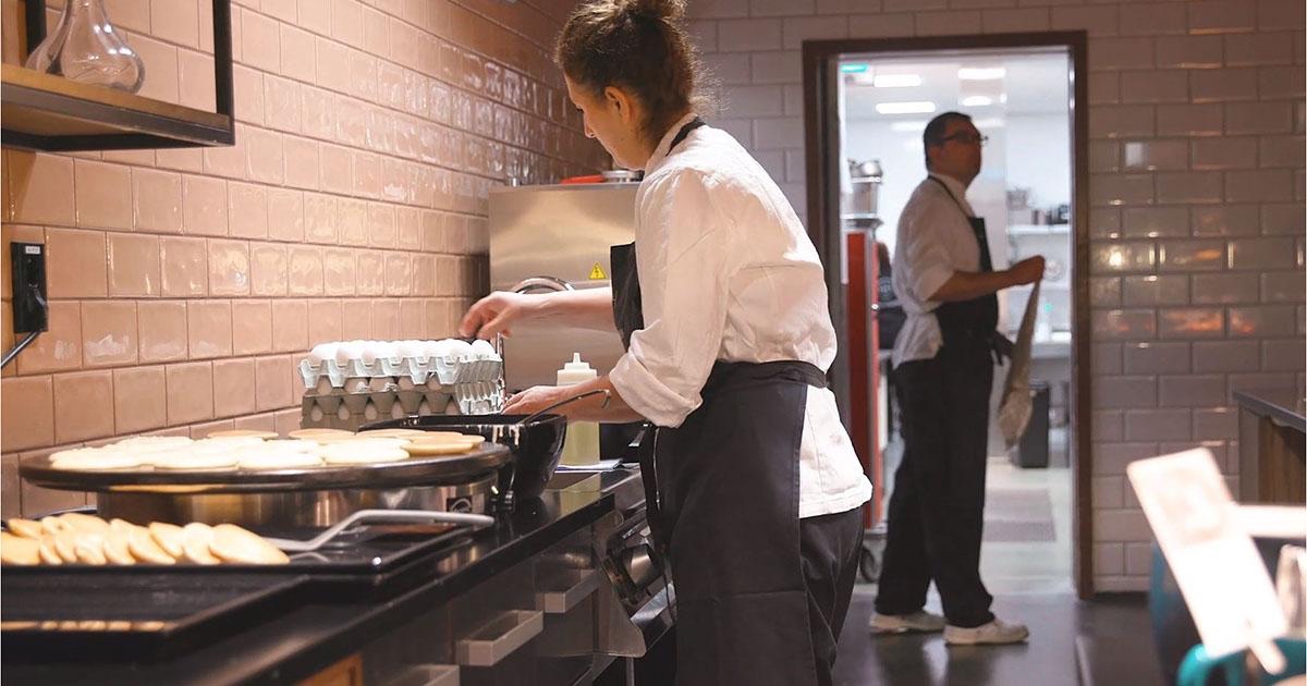 Overnattings- og serveringsbransjen taper 790.000 dagsverk per år på grunn av legemeldt sjukefråvær