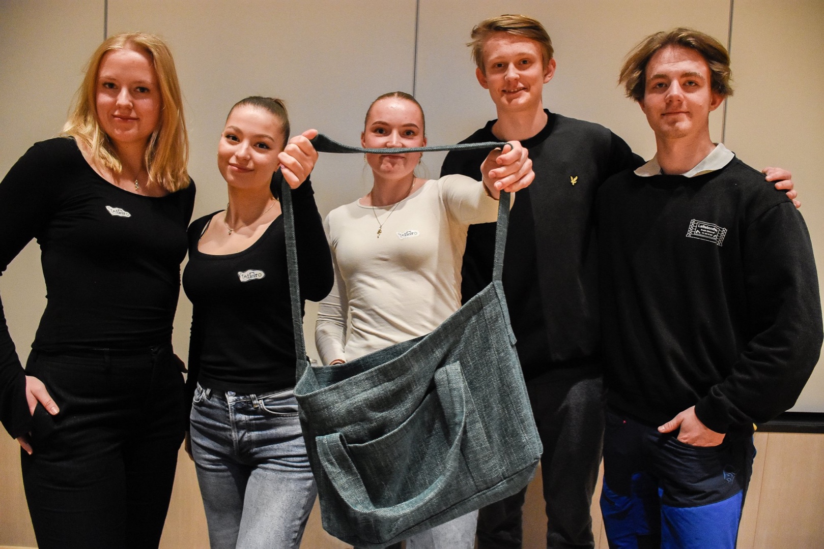 Denne veska er designet av 18-åringer: – Laget av stoff fra hotell-gardiner!