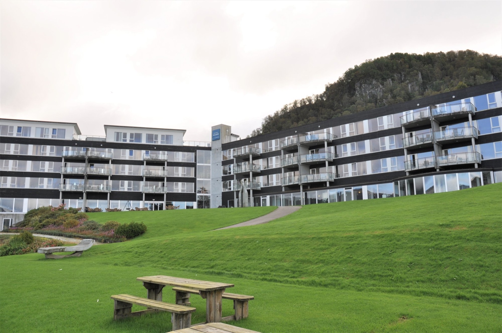 Gjestene skal få sova i tønner i hagen framfor hotell