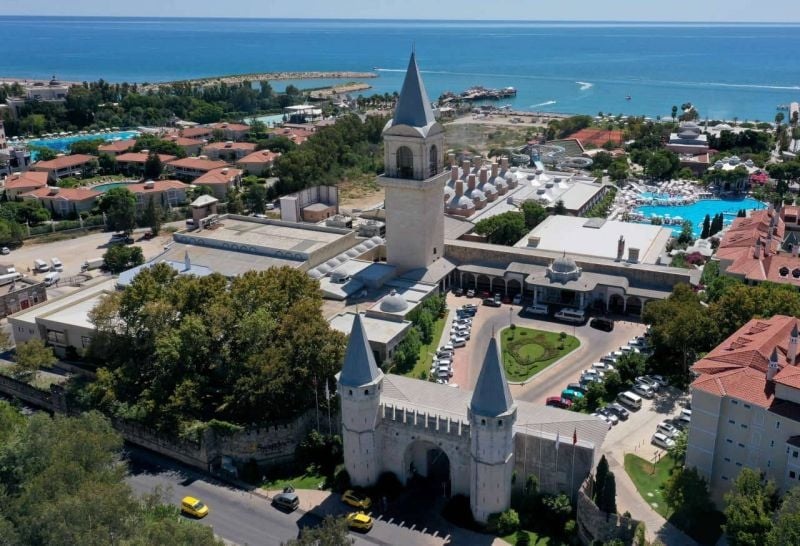 To døde i hotellbrann i Antalya