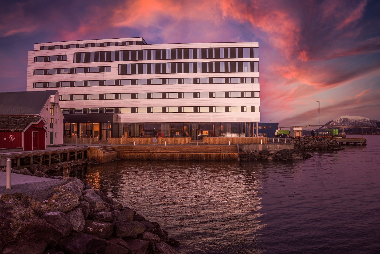 Anbefaler at de får bygge på hotellet