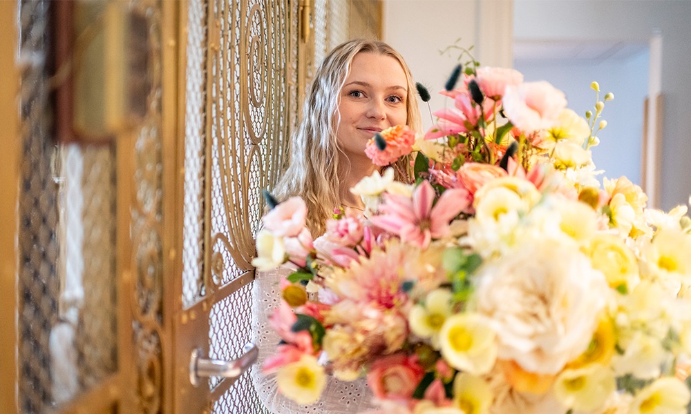 Florami gör blombuketter i naturtrogna material till hotell och restauranger