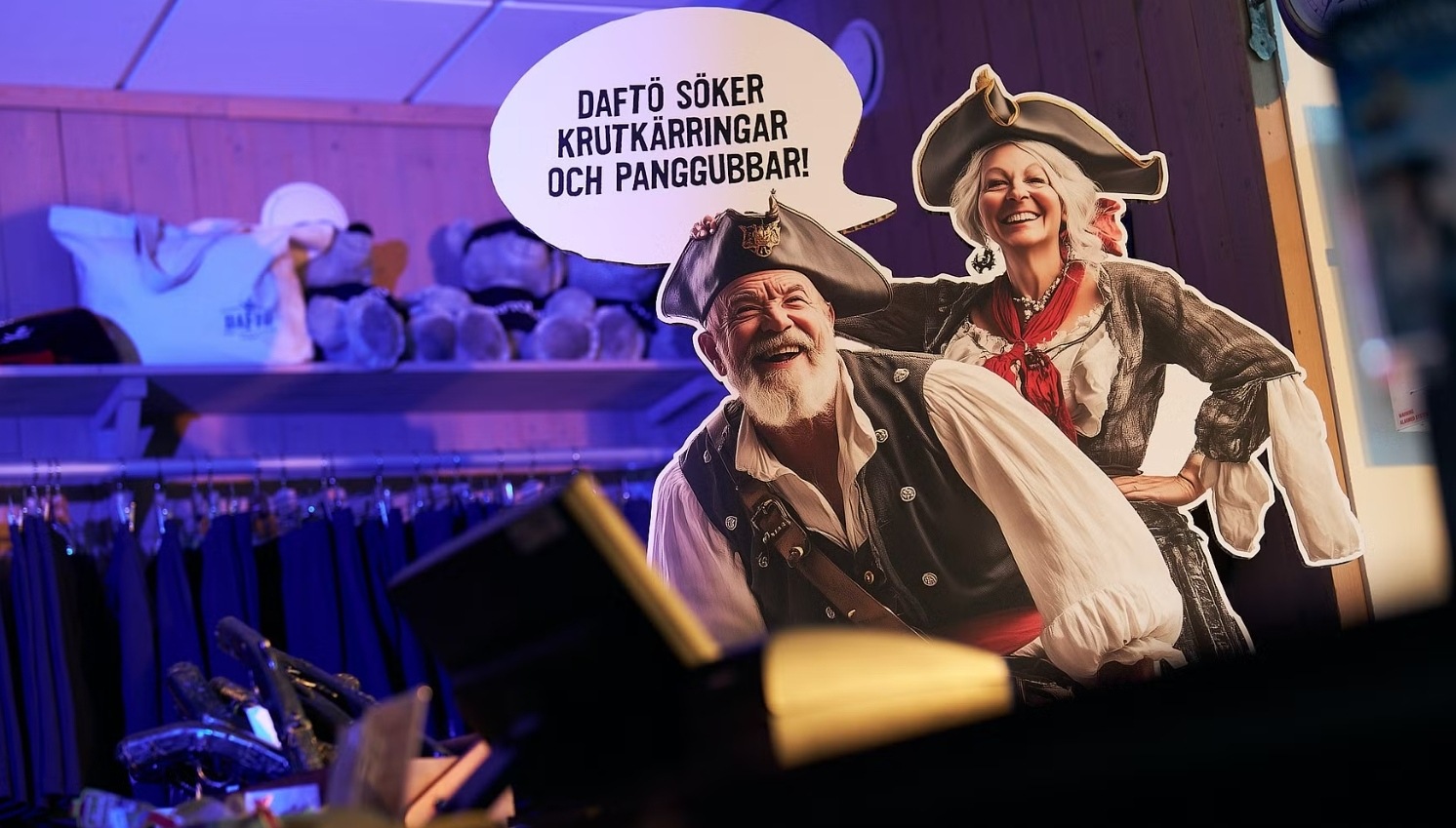 Sommarjobbande ungdomar kompletteras av pensionärer