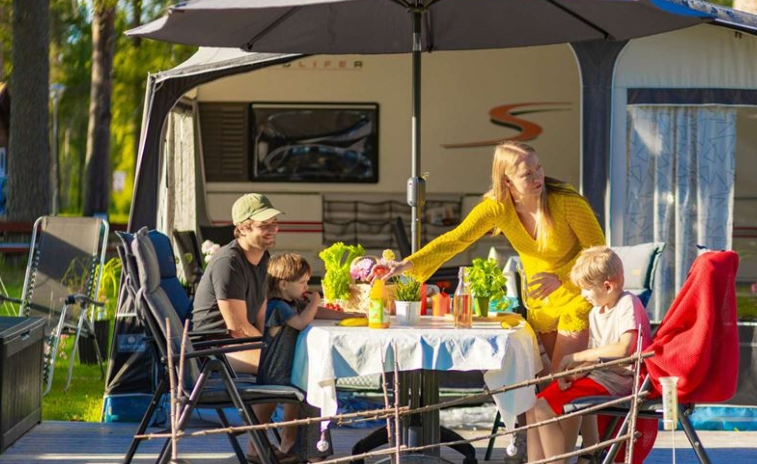 Ny Sifo-undersökning: Svenska föräldrar vill ge barnen en sommar med mer närvaro – och tid att ha tråkigt