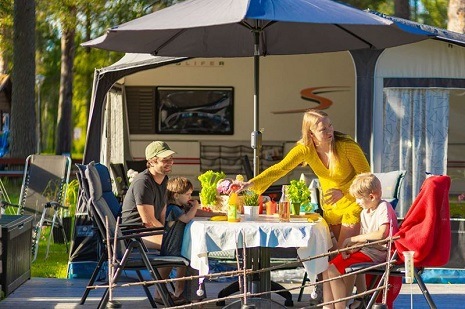 Ny undersökning: Svenska föräldrar vill ge barn en sommar med mer närvaro